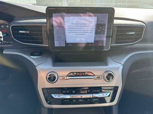 Used 2022 Ford Explorer XLT w/ Equipment Group 202A image 9
