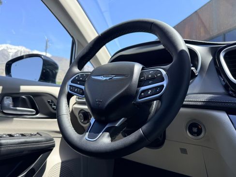 Used 2024 Chrysler Pacifica Limited FWD image 9