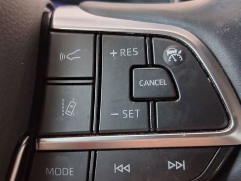 Used 2025 Toyota Highlander XLE image 22