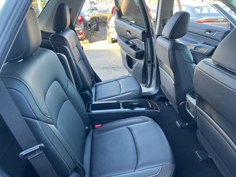 Certified 2025 Nissan Pathfinder SL w/ SL Premium Package image 16
