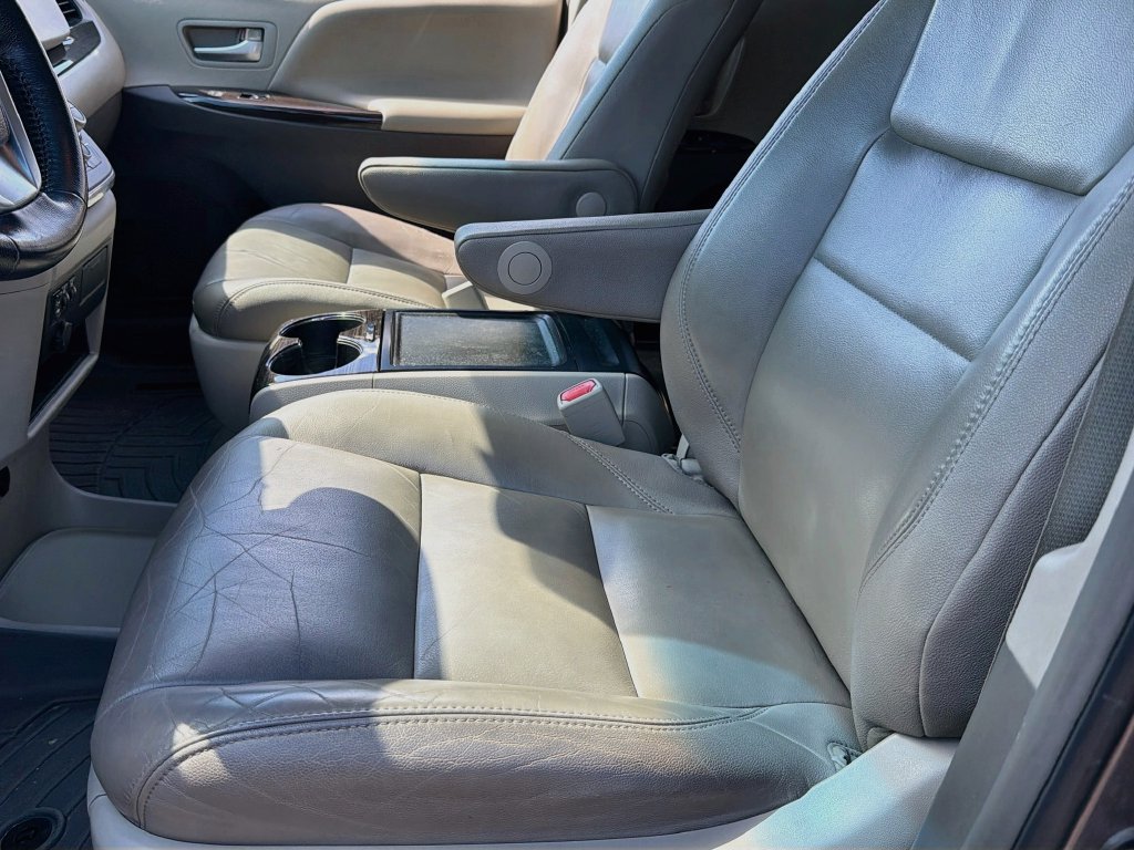 Used 2016 Toyota Sienna XLE FWD image 25