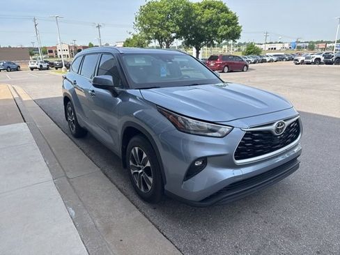 Used 2020 Toyota Highlander XLE FWD image 2