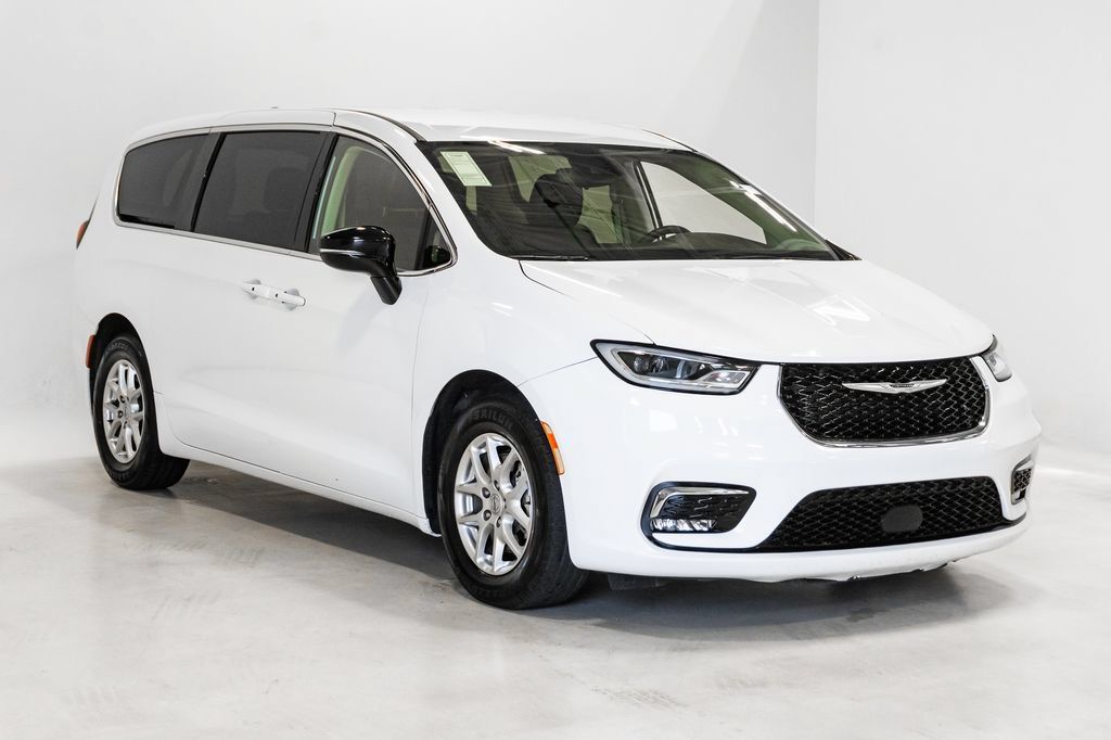 Certified 2024 Chrysler Pacifica Touring-L FWD image 6