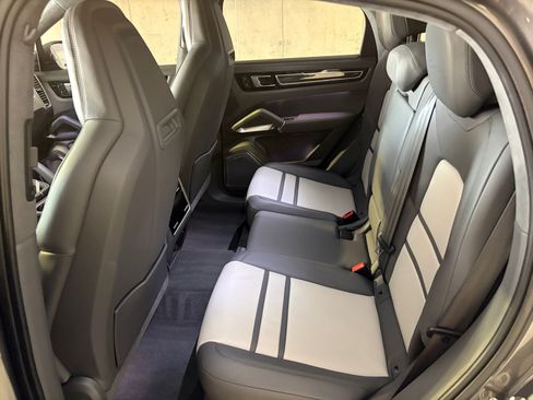 Certified 2023 Porsche Cayenne Turbo S AWD/4WD image 23