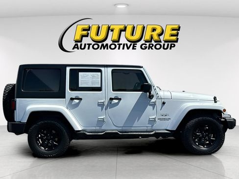 Used 2017 Jeep Wrangler Unlimited Sahara w/ Connectivity Group AWD/4WD image 3