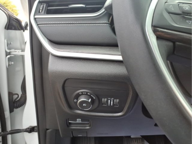 Used 2023 Jeep Grand Cherokee Limited AWD/4WD image 17