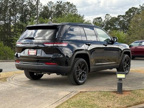 Used 2024 Jeep Grand Cherokee Altitude image 7