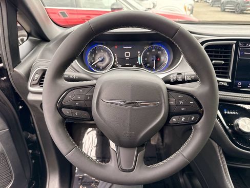 Used 2025 Chrysler Pacifica Limited FWD image 20