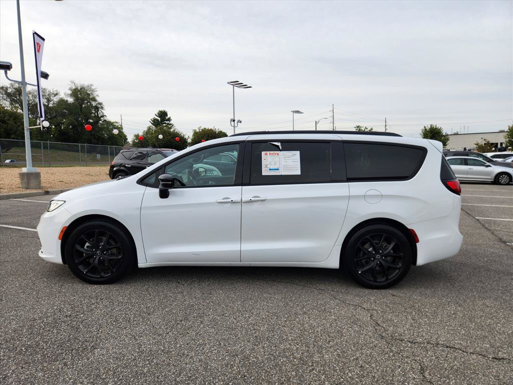 Used 2025 Chrysler Pacifica Limited FWD image 8