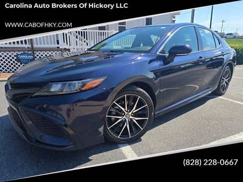 Used 2022 Toyota Camry SE FWD image 1