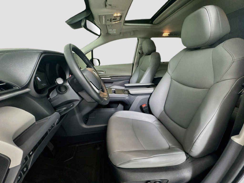Used 2022 Toyota Sienna XLE FWD image 12