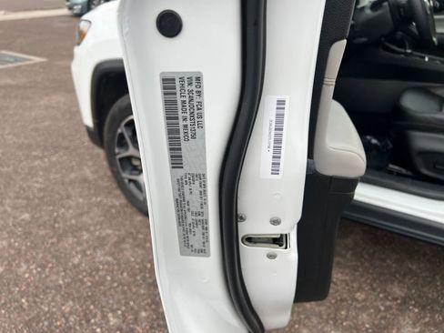 Used 2025 Jeep Compass Limited image 29