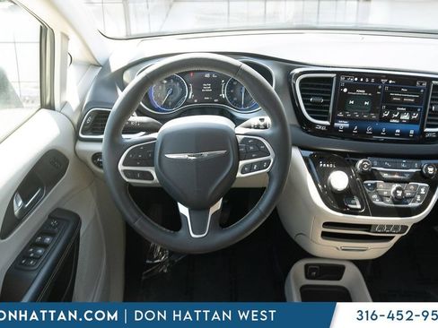 Used 2023 Chrysler Pacifica Touring-L FWD image 5