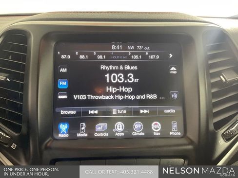 Used 2017 Jeep Cherokee Trailhawk AWD/4WD image 25