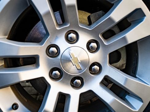 Used 2019 Chevrolet Suburban LT image 8