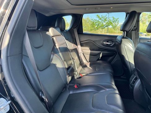 Used 2019 Jeep Cherokee Trailhawk AWD/4WD image 13