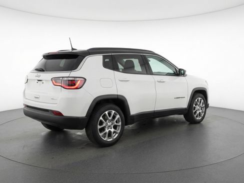 Used 2025 Jeep Compass Limited image 9