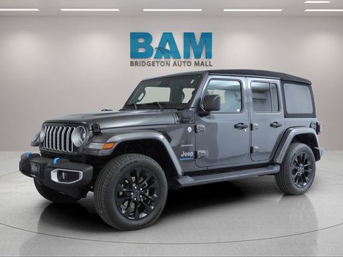 Used 2024 Jeep Wrangler Unlimited Sahara w/ Technology Group AWD/4WD image 3