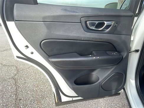 Used 2019 Volvo XC60 T5 Momentum w/ Premium Package image 17