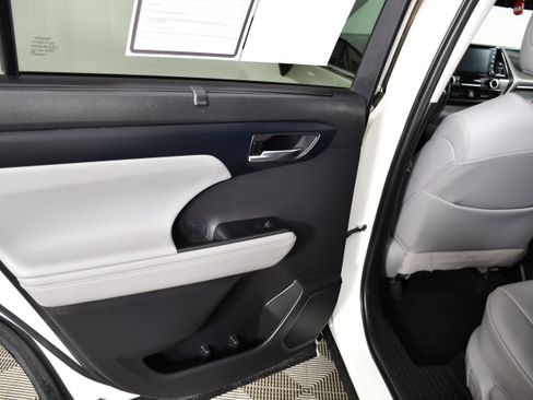 Used 2021 Toyota Highlander XLE image 47