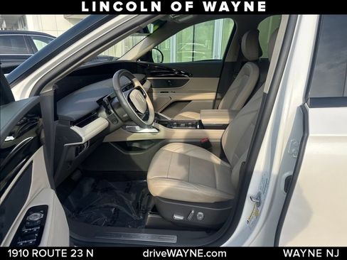 Used 2024 Lincoln Nautilus Premier image 12