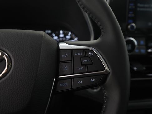 Used 2021 Toyota Highlander XLE AWD/4WD image 28