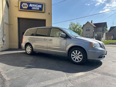 Used 2015 Chrysler Town & Country Touring FWD image 4