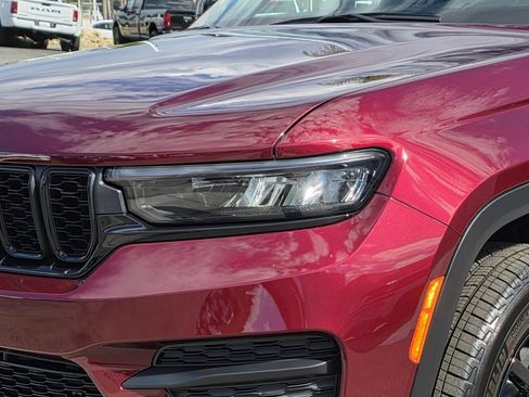 New 2025 Jeep Grand Cherokee 4WD image 8