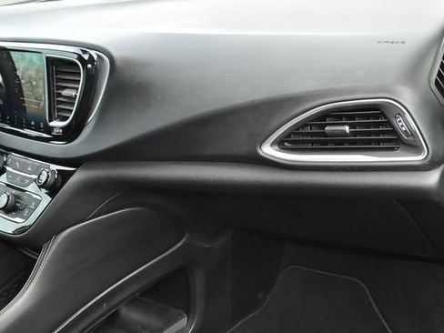 Used 2025 Chrysler Pacifica Limited image 18