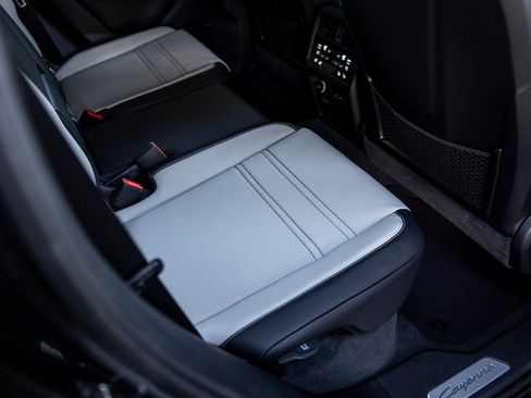 Certified 2025 Porsche Cayenne Coupe image 32