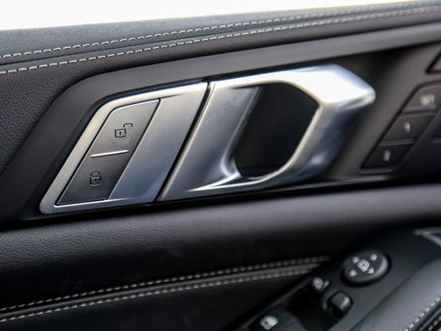 New 2026 BMW X7 M60i image 17