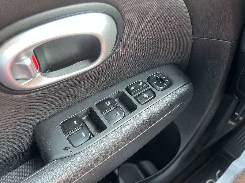 Used 2016 Kia Soul + FWD image 17