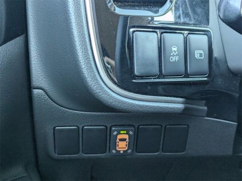 Used 2020 Mitsubishi Outlander ES image 21