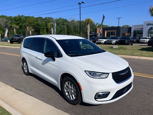 New 2026 Chrysler Pacifica Select image 2