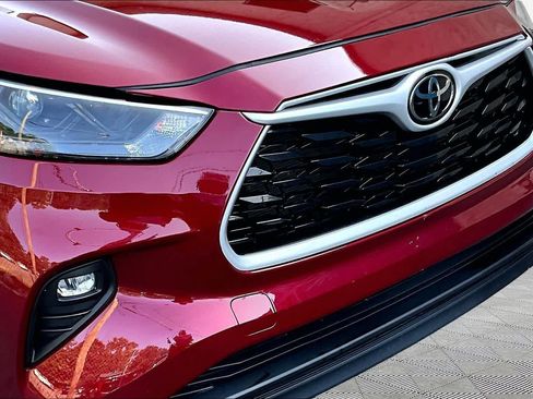 Certified 2025 Toyota Highlander LE FWD image 30