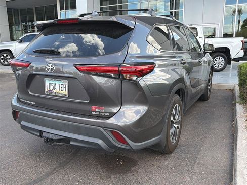 Used 2022 Toyota Highlander XLE AWD/4WD image 3