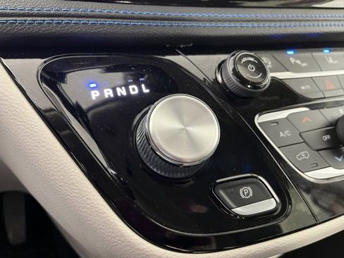 Used 2021 Chrysler Pacifica Touring-L image 34