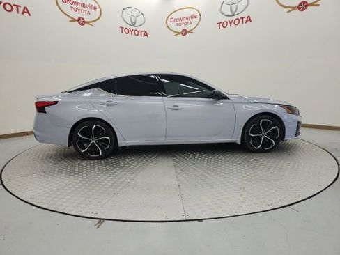 Used 2023 Nissan Altima 2.5 SR w/ SR Premium Package image 3