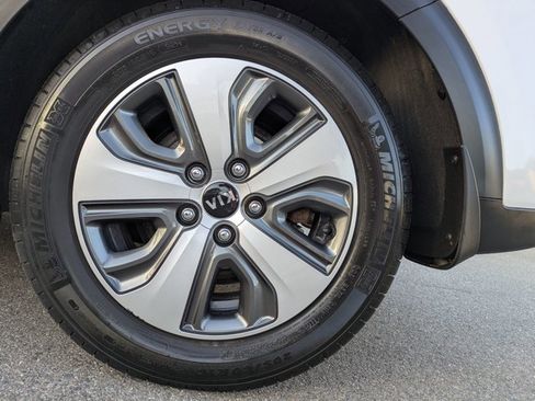 Used 2018 Kia Niro EX Premium FWD image 22