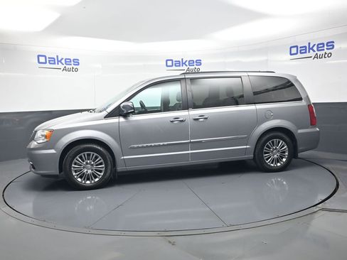 Used 2013 Chrysler Town & Country Touring-L w/ Driver Convenience Group FWD image 5