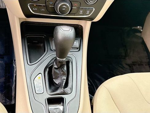 Used 2019 Jeep Cherokee Latitude w/ Popular Appearance Group FWD image 16