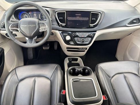 Used 2023 Chrysler Pacifica Touring-L FWD image 26