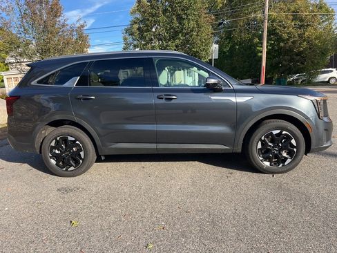 Certified 2025 Kia Sorento S image 6