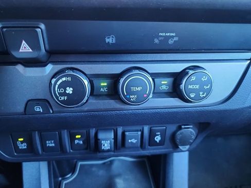 Used 2020 Toyota Tacoma TRD Sport w/ Technology Package image 18