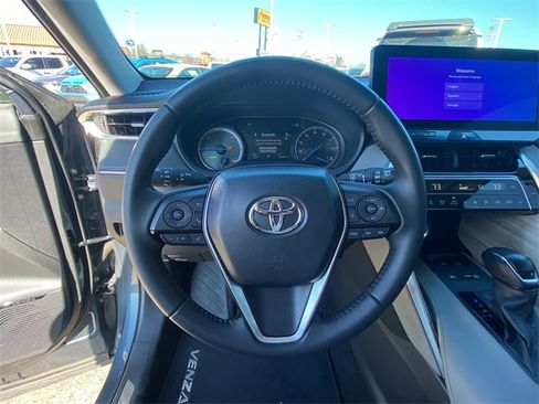 Used 2024 Toyota Venza XLE image 22