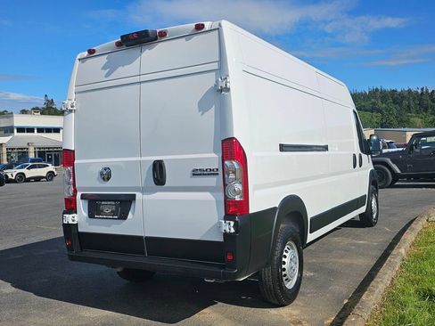 Used 2026 RAM ProMaster 2500 w/ Convenience Group FWD image 3