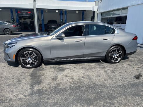 Used 2024 BMW i5 eDrive40i w/ Premium Package image 11