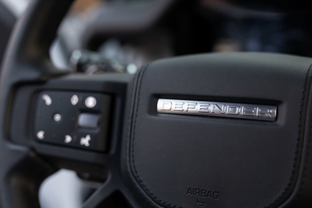Used 2025 Land Rover Defender 110 V8 AWD/4WD image 39