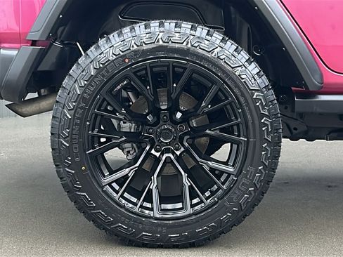 Used 2024 Jeep Wrangler Unlimited image 11