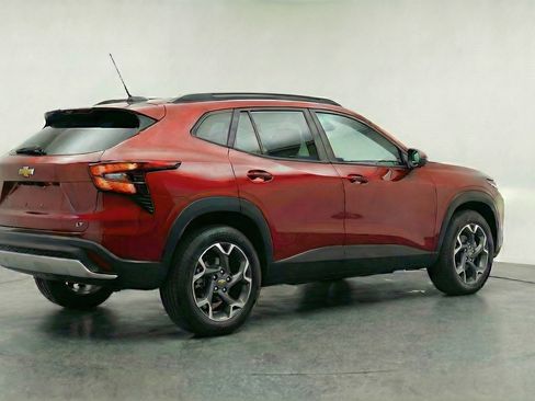 Used 2025 Chevrolet Trax LT image 9